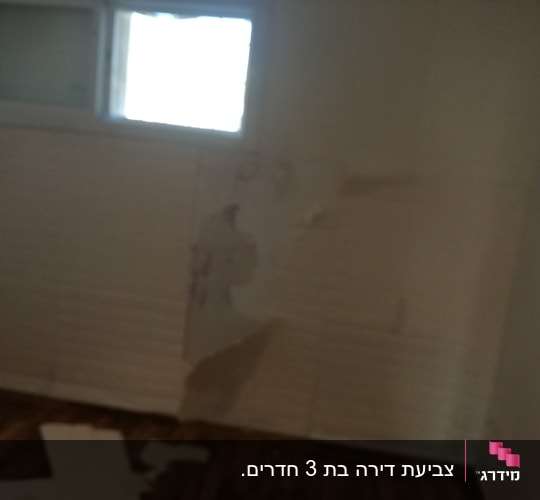 קיר עם טפט מתקלף וחלון קטן